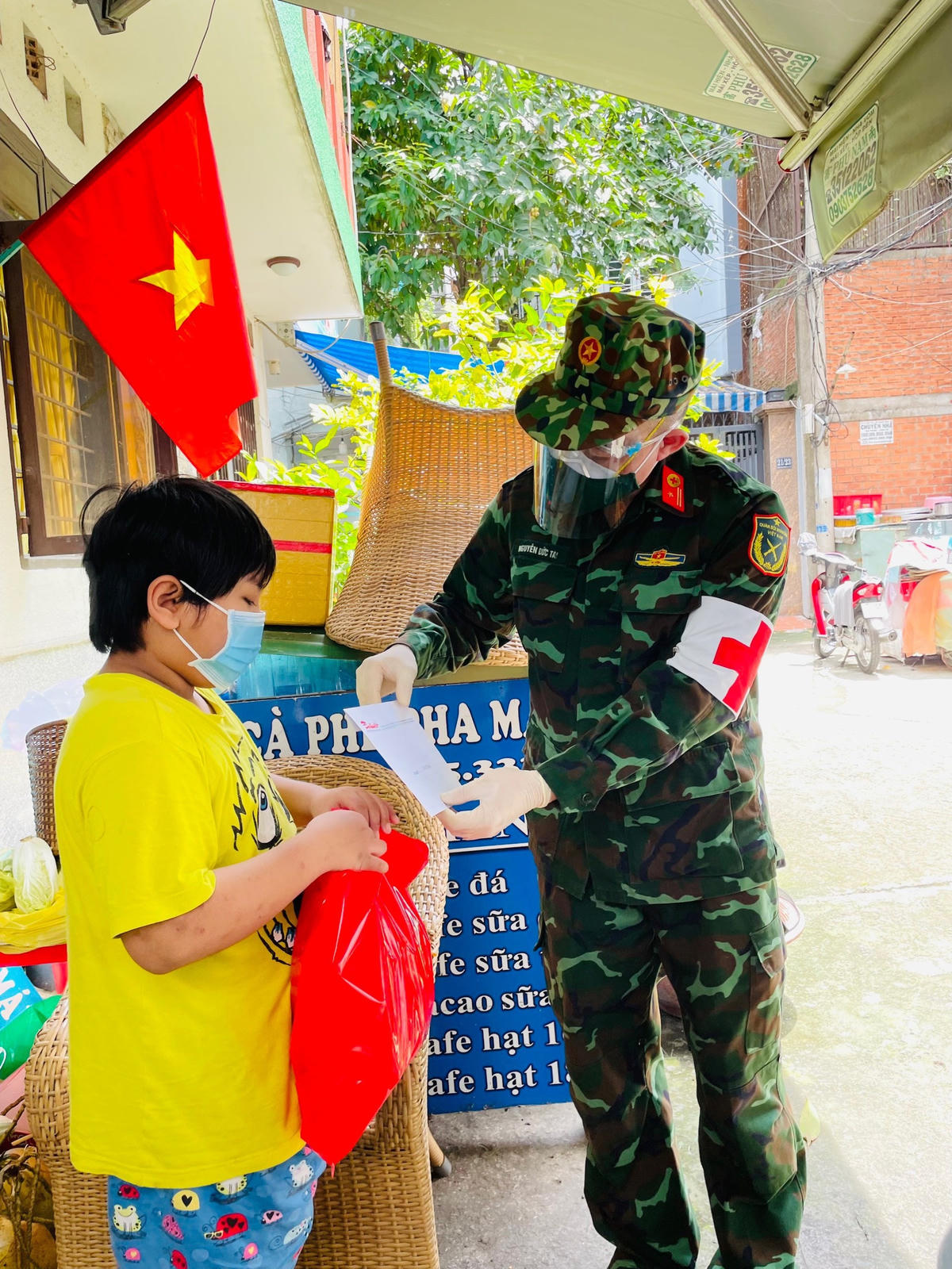 Ngoài việc chăm sóc, điều trị các bệnh nhân F0, bác sĩ Quân y còn tham gia công tác chăm lo đời sống an sinh cho người dân trong vùng dịch.