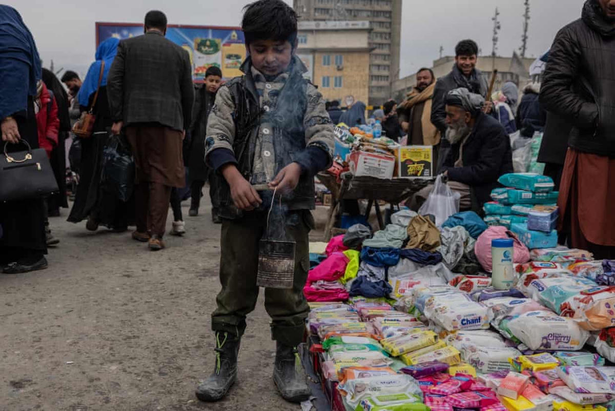 Những đứa trẻ kiếm ăn trên đường phố thủ đô Kabul, Afghanistan. Ảnh: The Guardian.