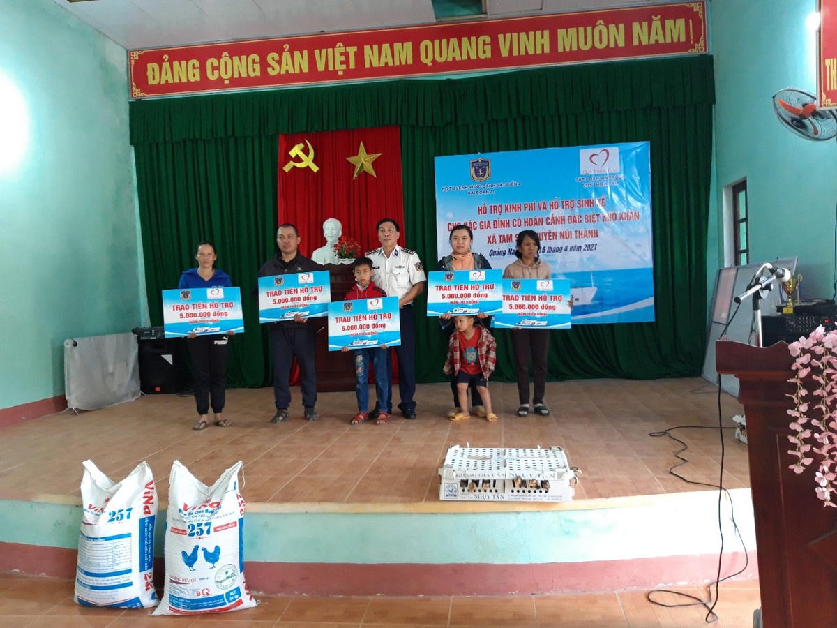 Hải đoàn 21 phối hợp Quỹ Thiện Tâm trao quà cho người nghèo.
