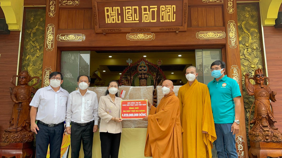 Hòa thượng Thích Thiện Nhơn trao bảng tặng 6 máy thở đa năng đến Thành phố hỗ trợ điều trị Covid-19.