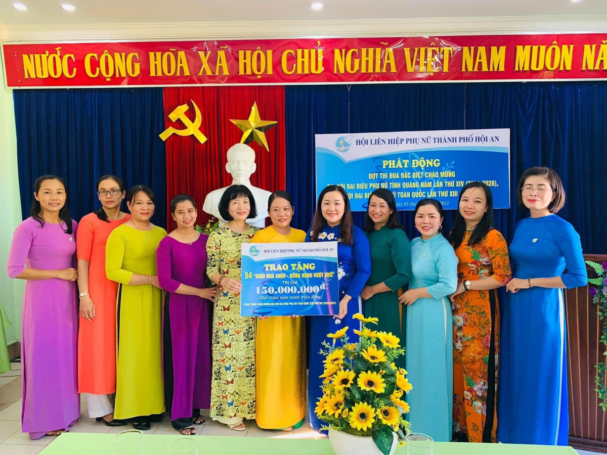 Hội LHPN TP Hội An trao tặng 54 “Ngôi nhà xanh- đồng hành vượt khó”.