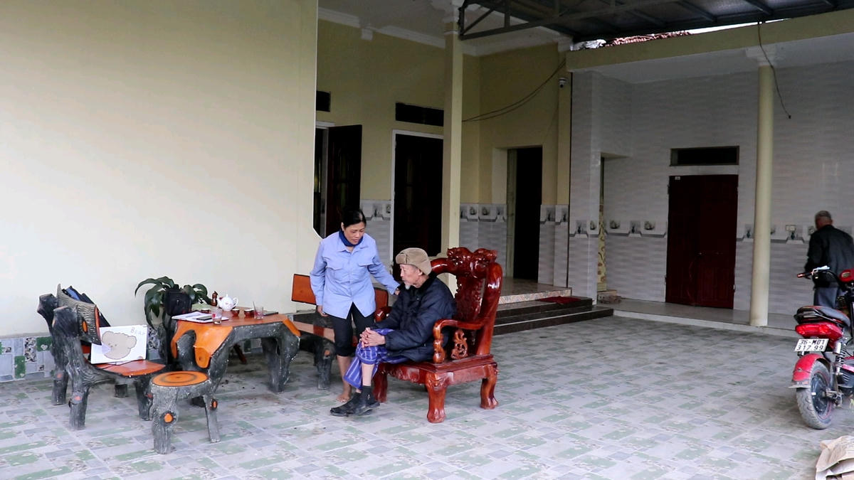Ông Phố và bà Thiếp hiện đang ở tạm tại nhà người anh do ngôi nhà cấp 4 đã nhường lại cho con gái mới trở về từ miền Nam, hiện đang cách ly.