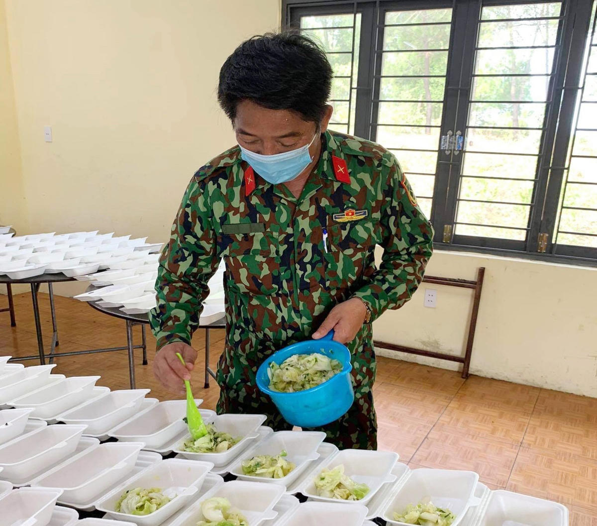“Anh nuôi” Trương Ngọc Phú chuẩn bị bữa ăn cho công dân tại khu cách ly.