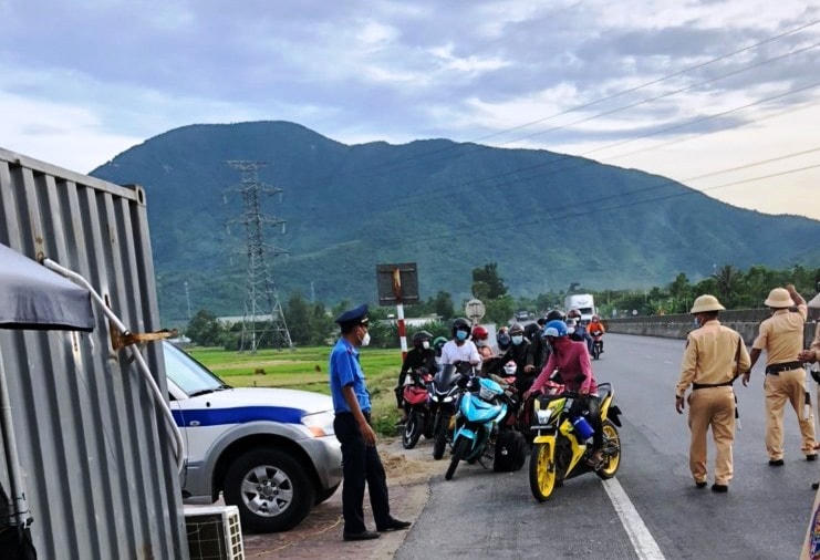 Công nhân ở vùng dịch đi xe máy về Hà Tĩnh rất đông.