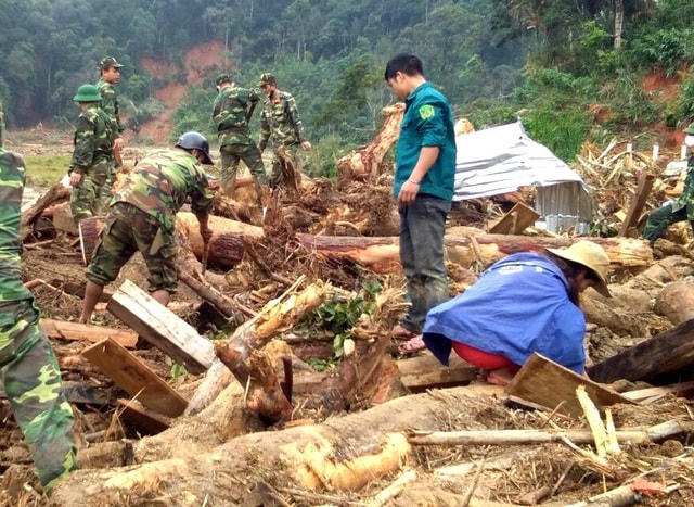 Tìm kiếm người gặp nạn trong vụ sạt lở kinh hoàng ở Phước Lộc.