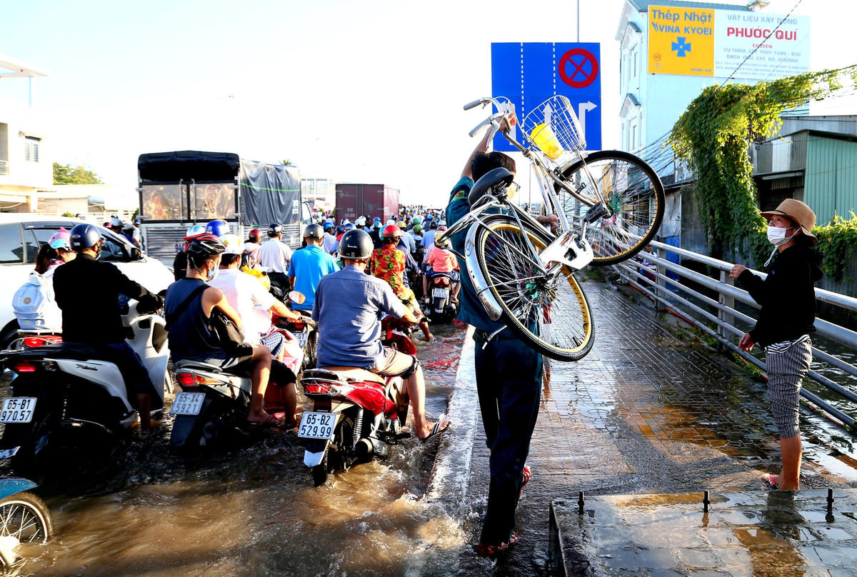 Lực lượng dân quân tự vệ giúp đỡ người dân bị kẹt xe ,