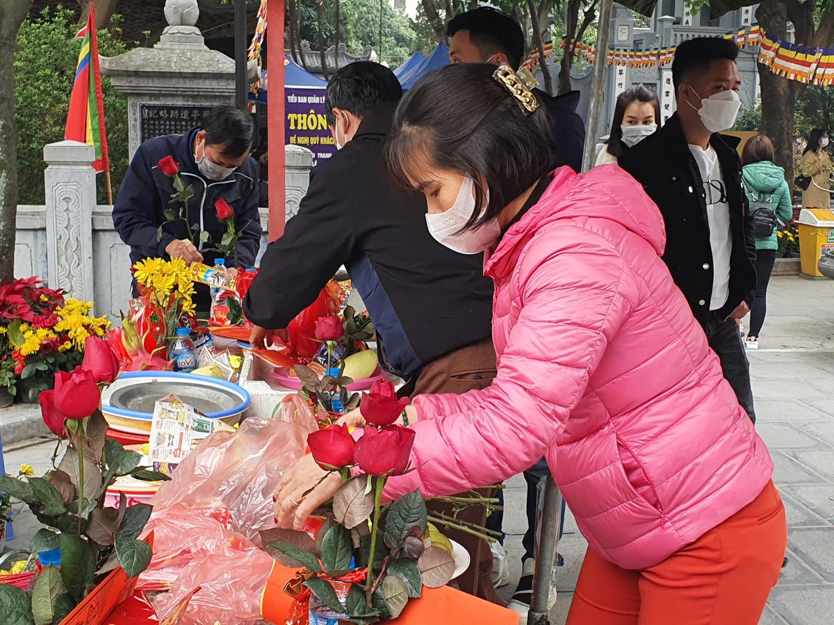 Thành tâm sắp lễ...