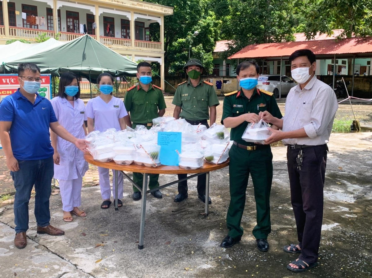 Những suất cơm nóng hổi, đầy đủ chất dinh dưỡng đến tay người dân trong các khu cách ly tại huyện Thường Xuân.