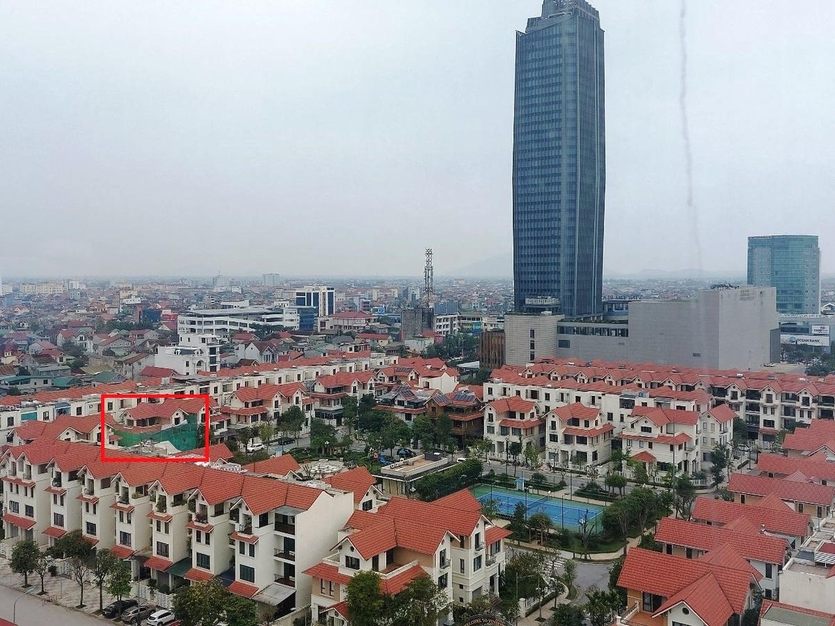 Ngôi nhà ở khu đô thị Vinhome xây dựng công trình không phù hợp với quy hoạch xây dựng được duyệt, vi phạm chỉ giới xây dựng.