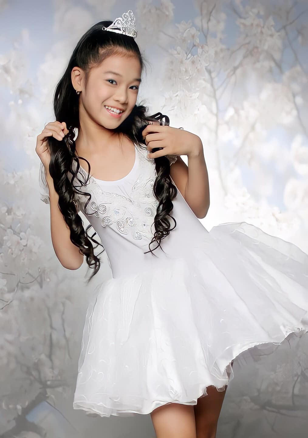 Hoàng yến Chibi tung ảnh hồi nhỏ và nói về Tết Trung thu: “Ngày nhỏ, cứ đến dịp Trung thu thì các bác thích gì nhỉ??? Yến thích nhất là được phá cỗ Trung thu đấy”.