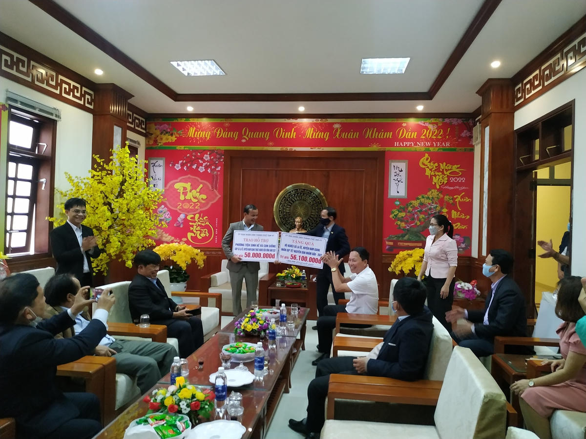 Lãnh đạo TP trao tiền mua phương tiện sinh kế và quà cho người nghèo huyện Nam Giang.