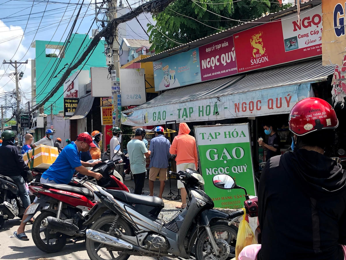 Cửa hàng tạp hóa cũng đông người mua.