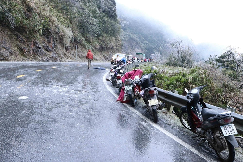 Băng phủ kín mặt đường đoạn đèo Ô Quy Hồ thuộc địa phận tỉnh Lai Châu đi Sa Pa. (Ảnh: Nguyễn Oanh/TTXVN).