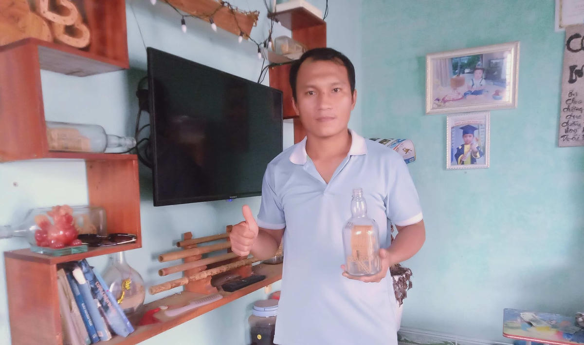 Anh Đặng Hồng Ron mày mò làm tăm tre trong chai thủy tinh từ năm 2012. Ảnh: NVCC.