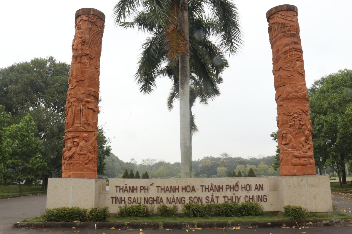 Từ năm 2016 tới nay, TP Hội An đã xây dựng nhiều công trình mang dấu ấn đặc sắc của phố cổ Hội An trong khuôn viên Công viên Hội An ở TP Thanh Hóa để gửi tặng Đảng bộ, chính quyền và nhân dân TP Thanh Hóa nhân kỷ niệm 55 năm ngày kết nghĩa giữa 2 thành phố này.  
