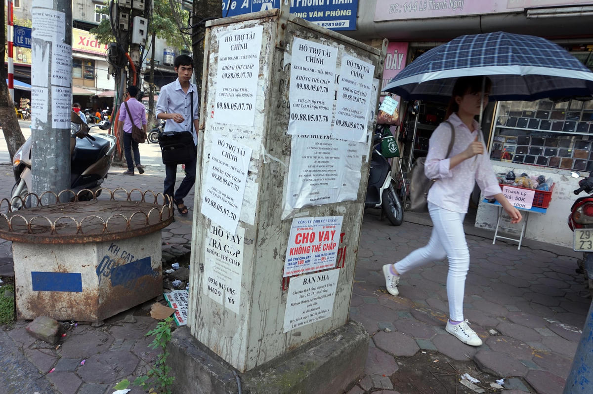 “Bẫy” tín dụng đen có mặt khắp nơi. Ảnh: Quang Vinh.