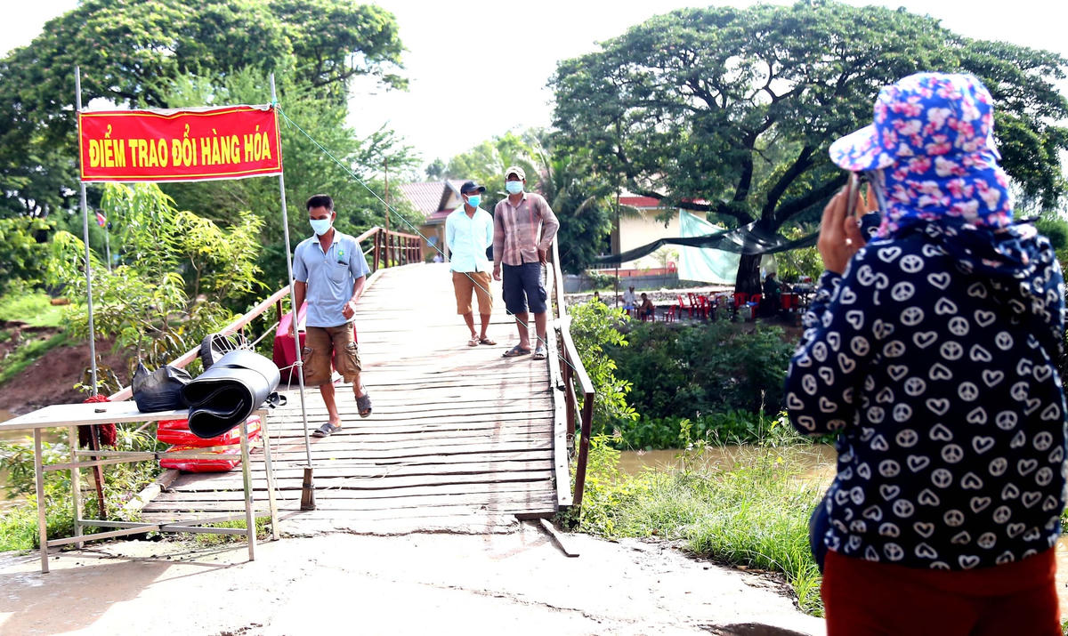 Mọi giao dịch giữa người bàn và người mua đều qua điện thoại hay bằng ký hiệu vì khoảng cách nhau tối thiểu 7 đến 10 m.