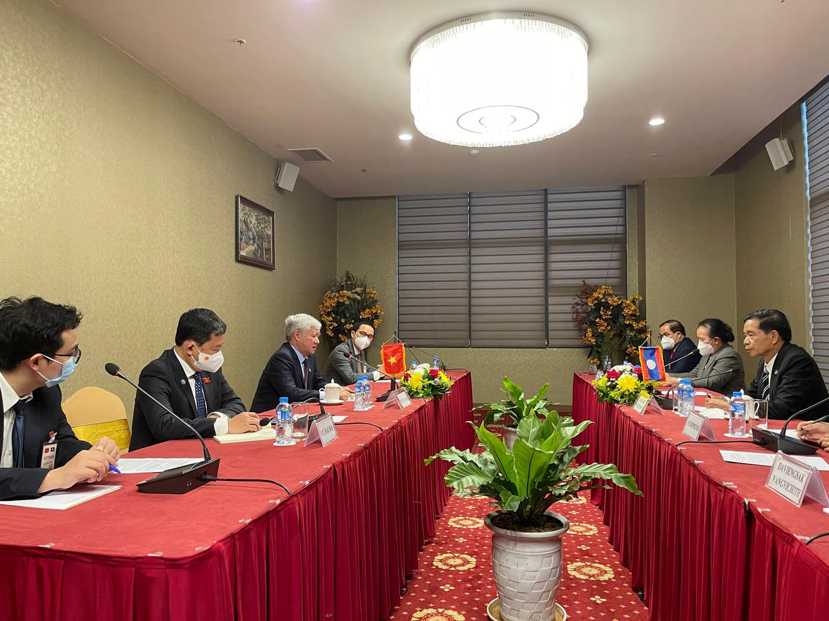 Bí thư Trung ương Đảng, Chủ tịch UBTƯ MTTQ Việt Nam Đỗ Văn Chiến hội kiến với Ủy viên Bộ Chính trị Đảng Nhân dân cách mạng Lào, Chủ tịch UBTƯ Mặt trận Lào xây dựng đất nước Sinlavong Khoutphaythoune.