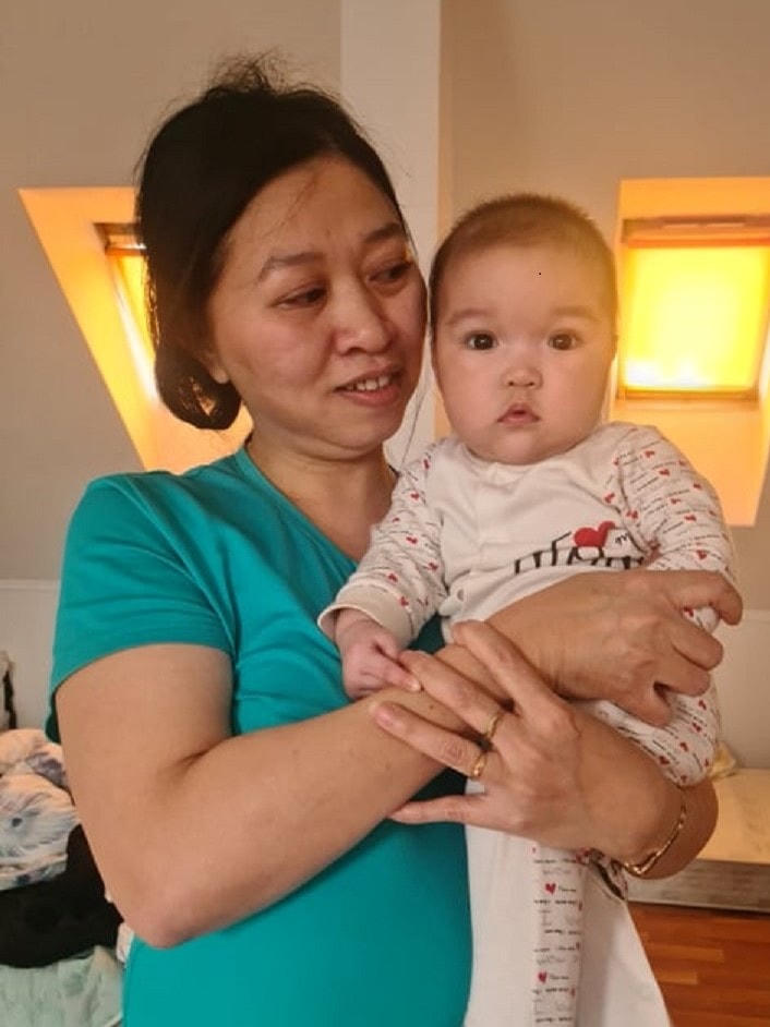 Mẹ con chị Phan Thị Thanh an toàn trong căn nhà ấm áp của cộng đồng người Việt ở Hungary.