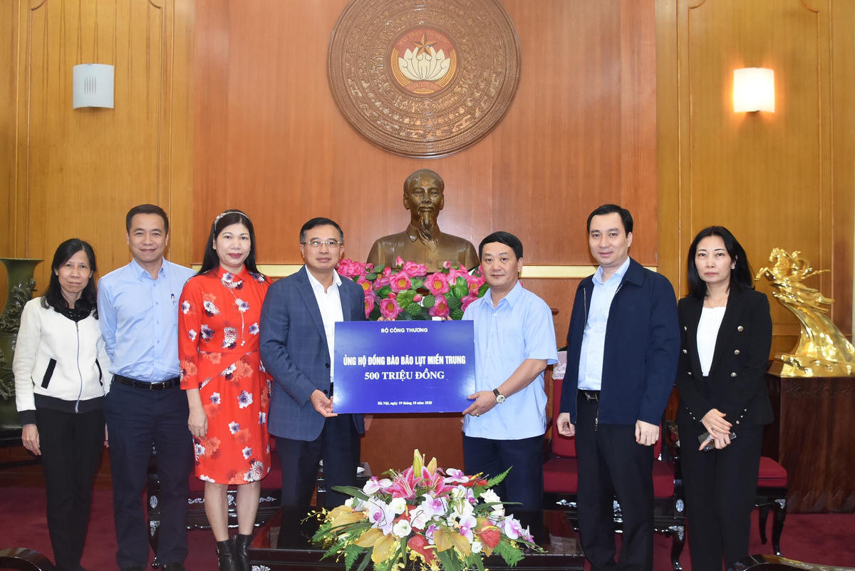Phó Chủ tịch - Tổng Thư ký Hầu A Lềnh tiếp nhận ủng hộ từ Bộ Công Thương.