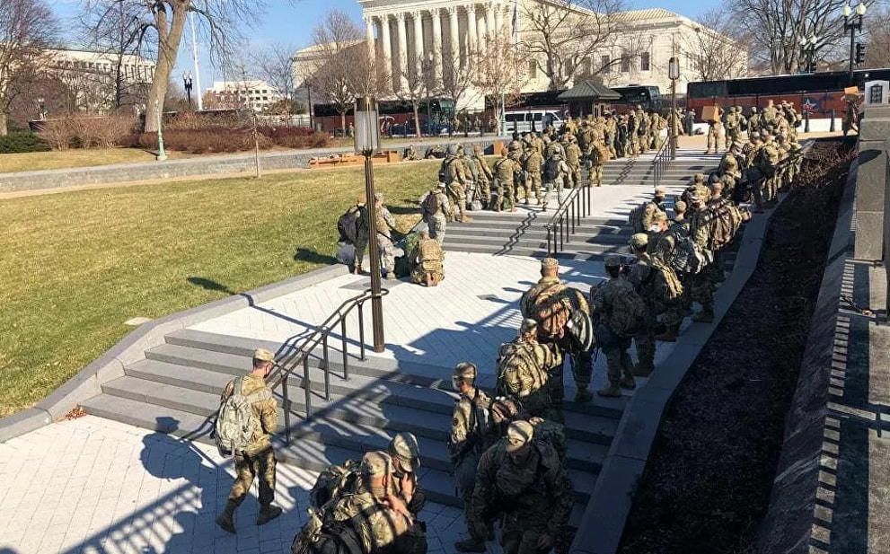 Lực lượng Vệ binh Quốc gia được chi viện để tăng cường phòng thủ tại Điện Capitol Mỹ.  