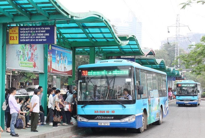 Thực hiện giãn cách trên xe buýt, xe buýt vận chuyển không quá 50% Số chỗ (đứng, ngồi) trên xe và không quá 20 người tại cùng một thời điểm trên xe (kể cả lái xe và nhân viên phục vụ trên xe). Ảnh minh họa