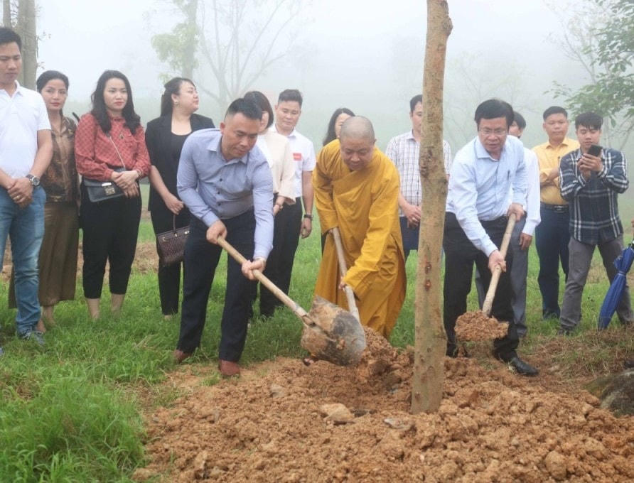 Các đại biểu trồng cây tại chùa Đại Tuệ.