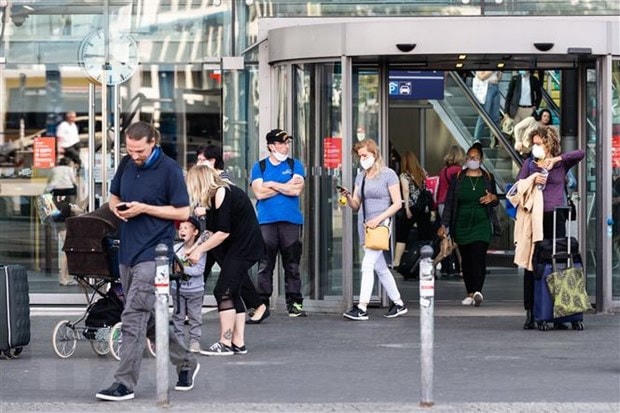 Người dân đeo khẩu trang phòng lây nhiễm Covid-19 tại nhà ga tàu hỏa ở Berlin, Đức. (Ảnh: THX/TTXVN).