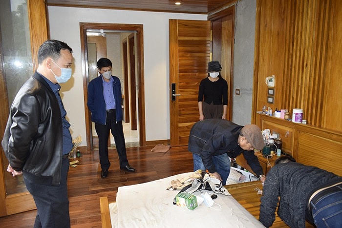 Cơ quan Công an khám xét một địa điểm liên quan đến đường dây đánh bạc trực tuyến. Ảnh: Công an tỉnh Quảng Ninh. 