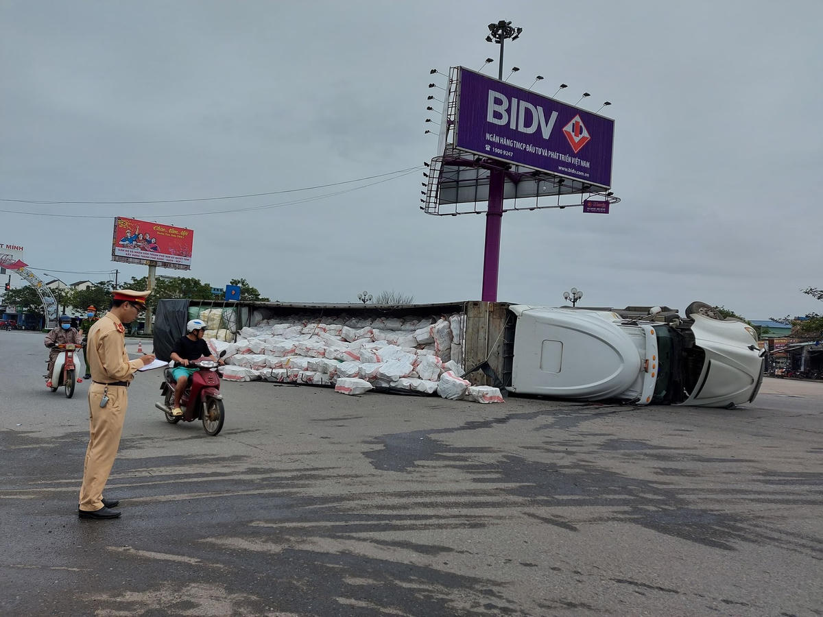 Hàng tấn hàng hóa đổ ra đường.