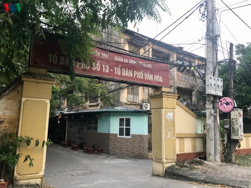 Khu tập thể có tuổi đời gần 50 năm với diện tích khoảng 1ha, gồm 4 dãy nhà A, B, C, D nằm ngay mặt đường là nơi sinh sống của 192 hộ dân.