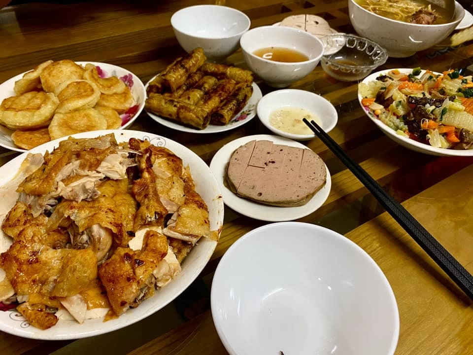 Dù ít dù nhiều, nhà ai cũng muốn có một mâm cơm tất niên thật tươm tất.