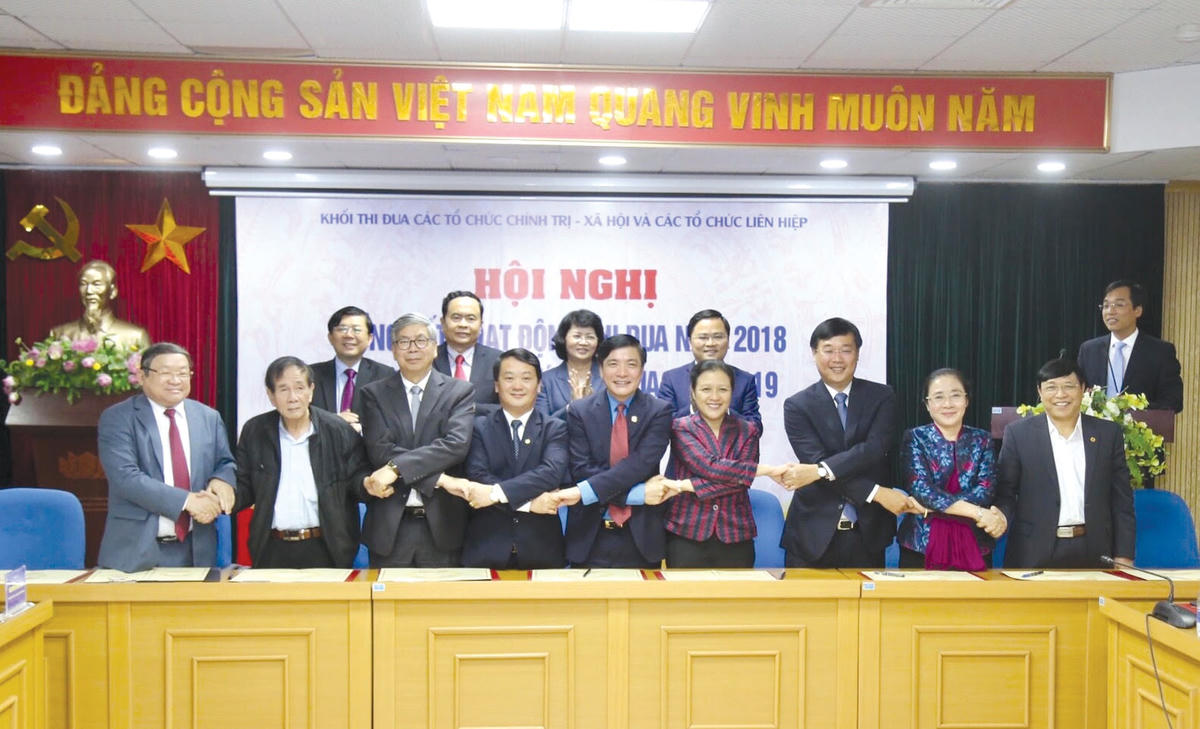 Ký kết giao ước thi đua của khối thi đua các tổ chức chính trị - xã hội và các tổ chức liên hiệp. Ảnh: Kỳ Anh.  