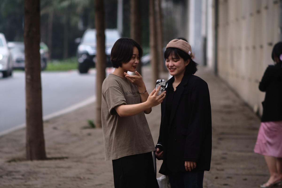 Bên cạnh đi dạo và chụp ảnh, mọi người cũng cần phải tuân thủ tuyệt đối các quy định giãn cách, đeo khẩu trang để đảm bảo an toàn cho bản thân và mọi người xung quanh.