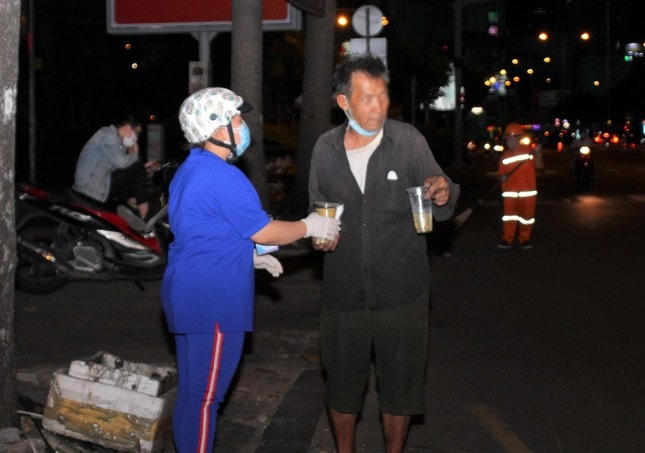 Gửi tặng phần cháo nghĩa tình cho người vô gia cư trên đường Nguyễn Thái Học, quận 1.