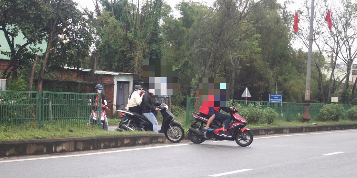 Nhiều phương tiện đi qua lại điểm tự phát trên đường Nguyễn Hoàng.
