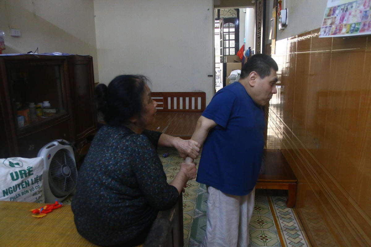 Dũng thường có những hành động kỳ quặc mà chỉ bà Nhàn mới hiểu được điều Dũng muốn nói