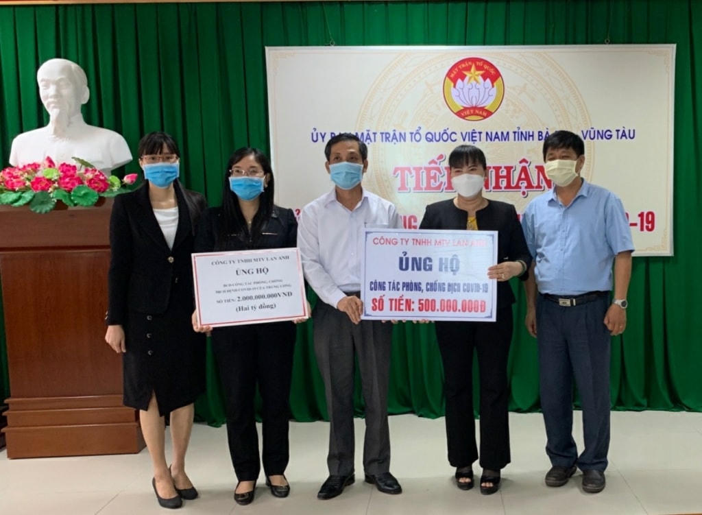 Bà Nguyễn Nam Phương ủng hộ cho công tác phòng chống dịch ở địa phương. 