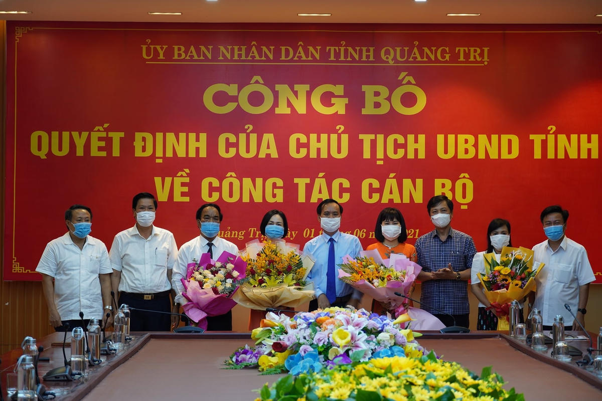 Bà Hồ Thị Lệ Hà (thứ 2 từ phải sang), Phó Chủ tịch Uỷ ban MTTQ Việt Nam tỉnh Quảng Trị được điều động và bổ nhiệm giữ chức Trưởng ban Dân tộc tỉnh.