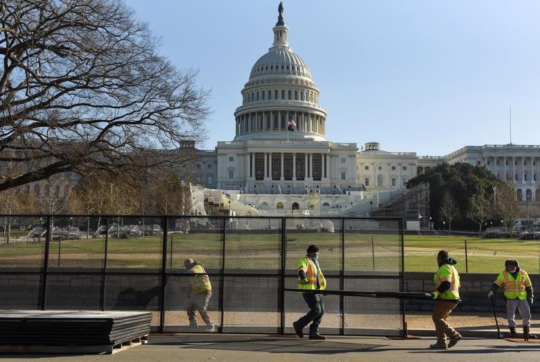 Công nhân lắp lại hàng rào trước điện Capitol. Ảnh: Reuters.