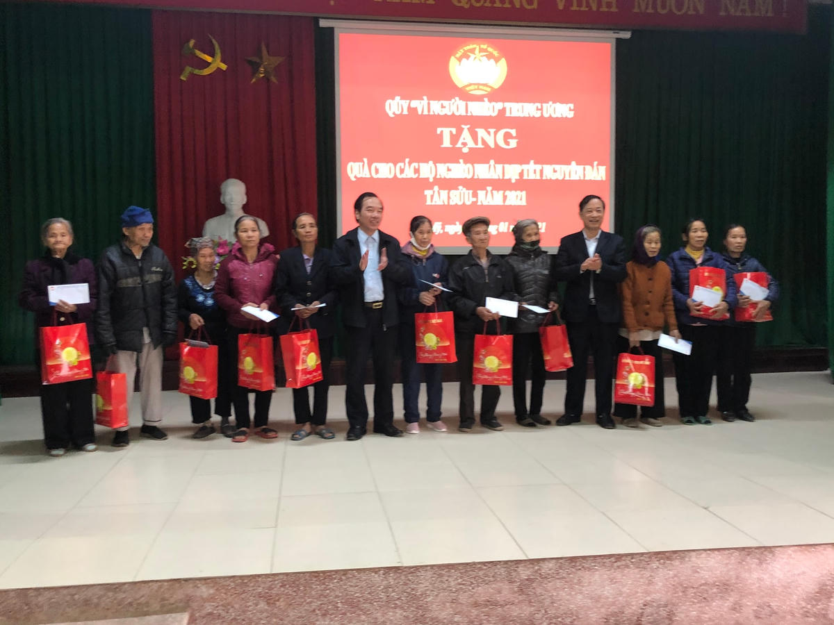 Phó Chủ tịch Ngô Sách Thực tặng quà cho hộ nghèo và cận nghèo xã Đào Mỹ.