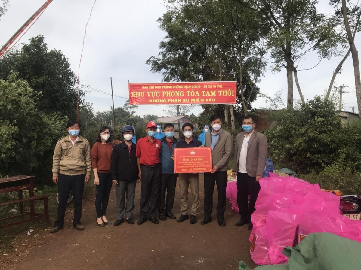 Ông Đinh Ngọc Hải, Phó Chủ tịch Ủy ban MTTQ Việt Nam tỉnh Gia Lai, trao quà cho các hộ có hoàn cảnh khó khăn trong khu phong toả tại xã Ia Pal.    