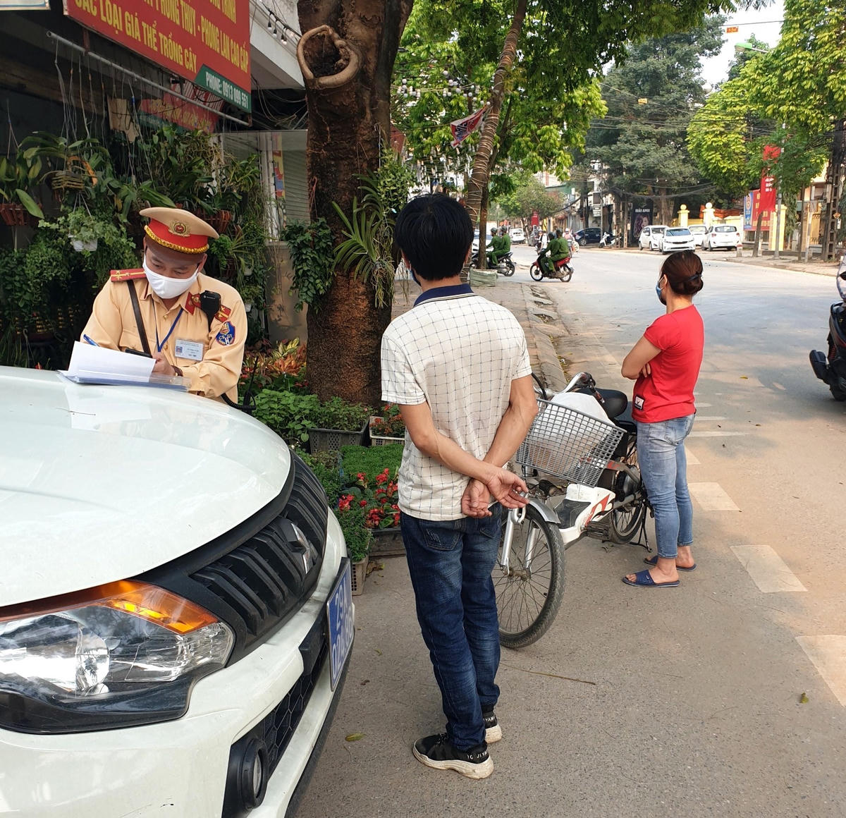 Công an huyện Thường Tín (Hà Nội) phạt nghiêm người vi phạm phòng, chống Covid-19.