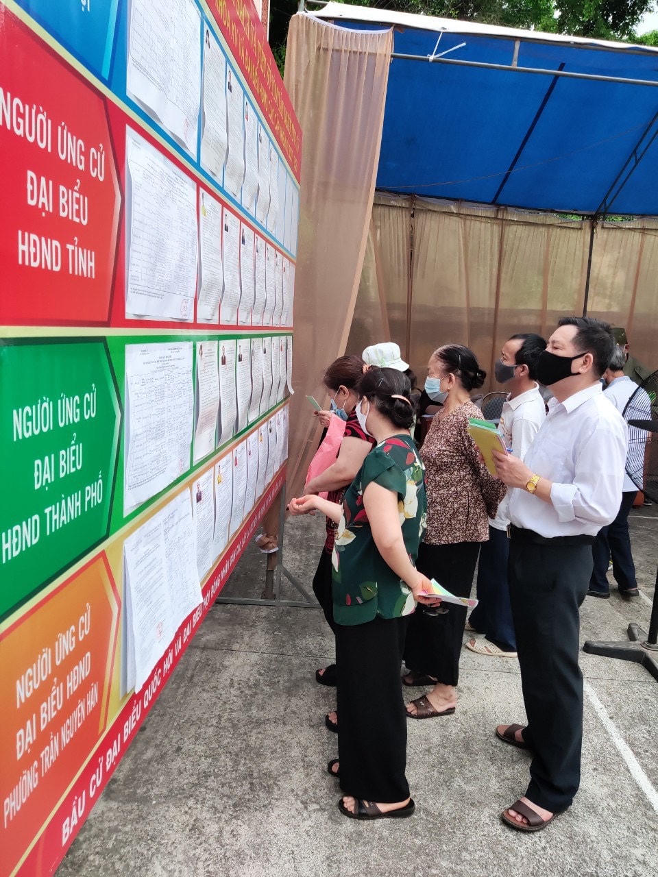 Cử tri đọc thông tin các ứng cử viên trong danh sách bầu cử trước khi bầu.