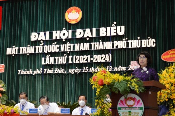 Bà Tô Thị Bích Châu, Chủ tịch Ủy ban MTTQ Việt Nam TP HCM phát biểu tại Đại hội.