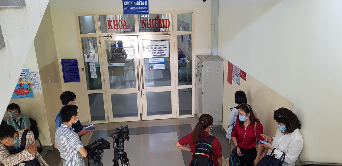 2 vợ chồng bệnh nhân đã được chuyển đến Bệnh viện Bệnh Nhiệt Đới cách ly, điều trị.