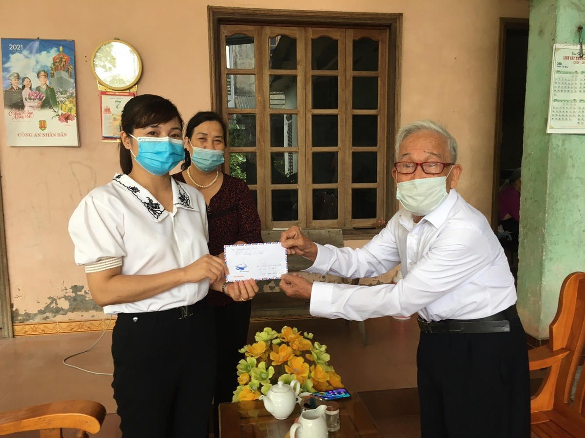 Cụ Nguyễn Đình Phủng (92 tuổi, trú tại Tổ 5, phường An Tường) ủng hộ Quỹ phòng chống dịch Covid-19.