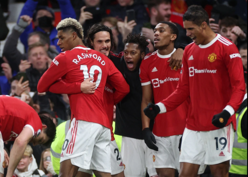 Các cầu thủ MU ăn mừng bàn thắng quý hơn vàng của Rashford. Ảnh: Sun Sports.