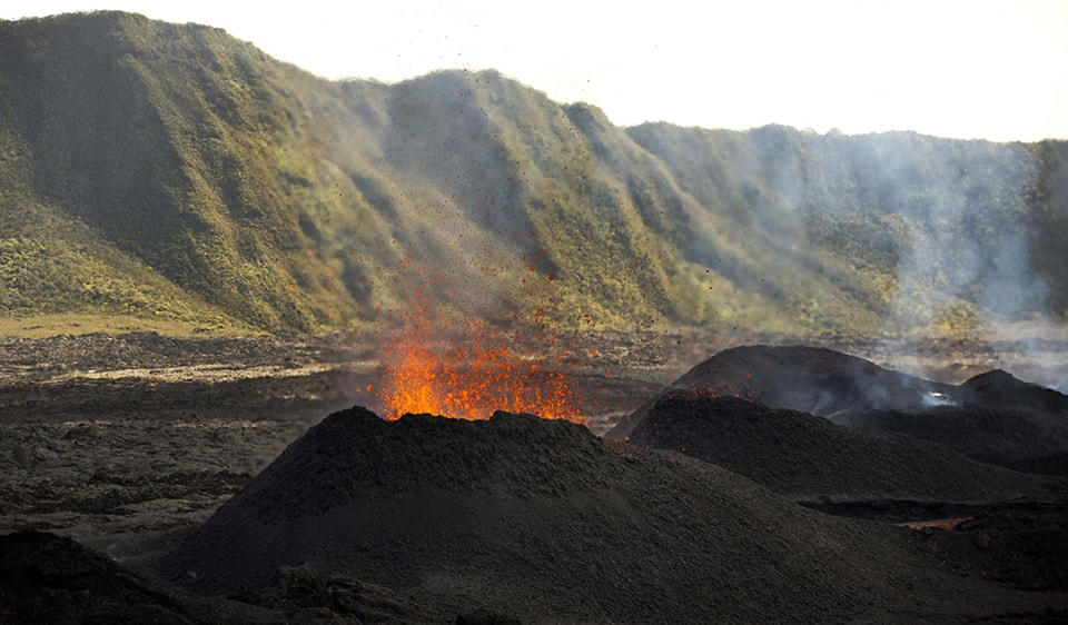 18. Dung nham phun ra từ núi lửa Piton de la Fournaise "Peak of Furnace", ở góc đông nam của đảo ở Ấn Độ Dương, Réunion vào ngày 01 tháng 08 năm 2015. Ảnh Ben Curtis / AP.​
