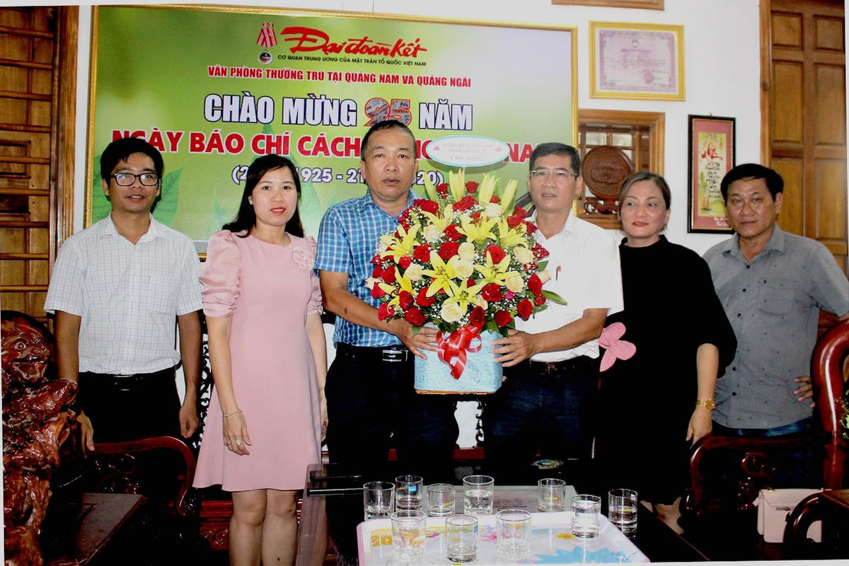Lãnh đạo Ủy ban MTTQ Việt Nam tỉnh Quảng Ngãi chúc mừng Văn phòng báo Đại Đoàn Kết tại Quảng Nam, Quảng Ngãi.